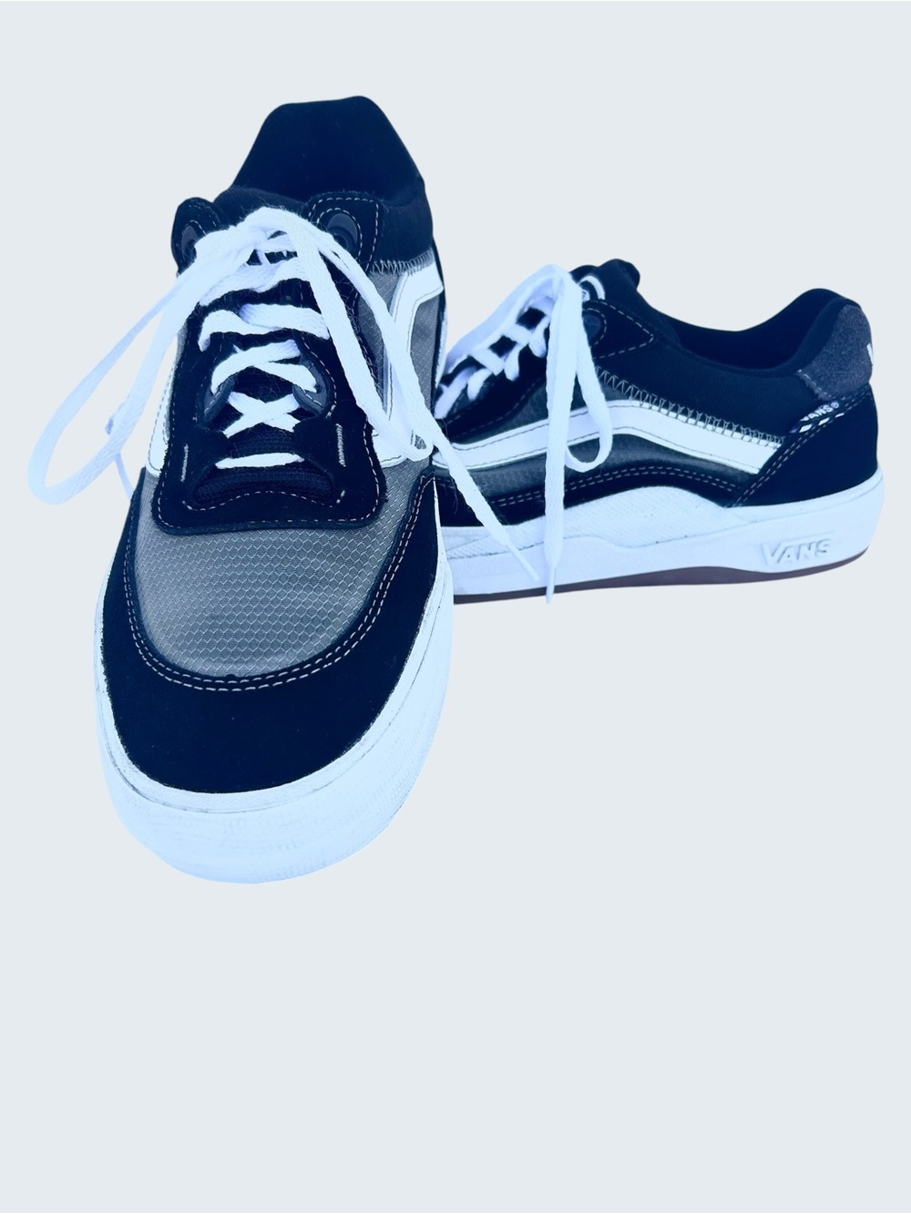 VANS SKATEBOARDING SHOES MEN’S SIZE 9 BLACK, GRAY WHITE STRIPE– CLEAN